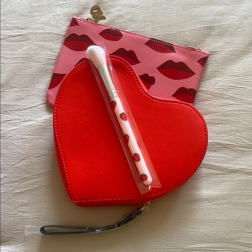 IPSY Heart-Shaped Red Women's cosmetic Bag-brush bundle - Picture 1 of 6